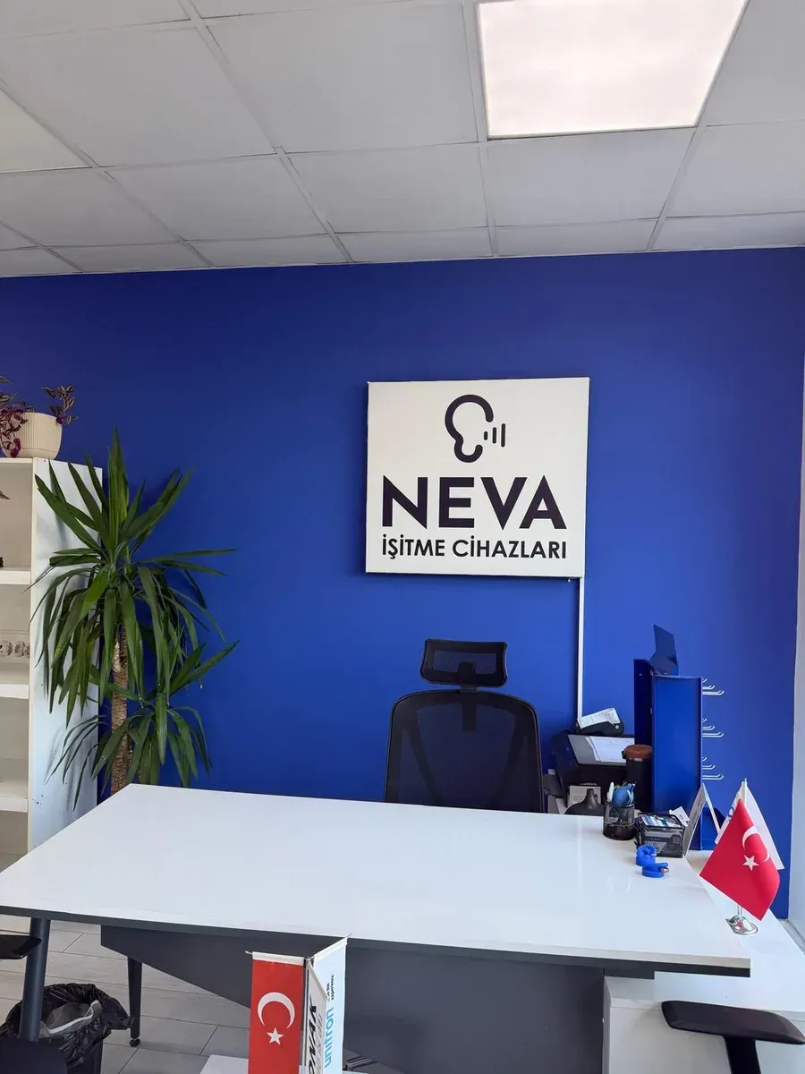 Neva İşitme Çekmeköy şubesi danışma masası ve tabela