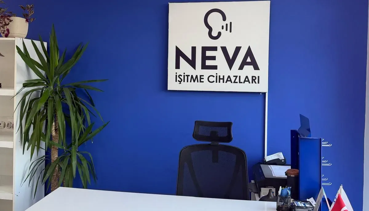 Neva İşitme Çekmeköy şubesi danışma masası ve tabela